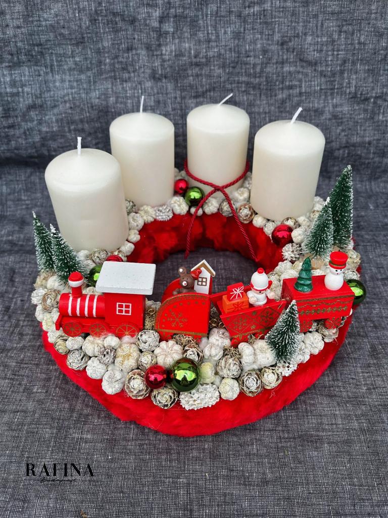 Adventi koszorú piros vonattal 1