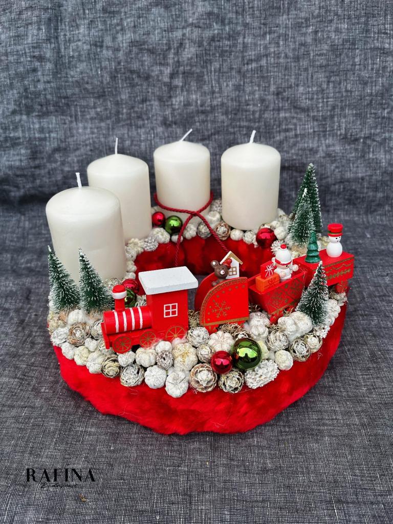 Adventi koszorú piros vonattal 1