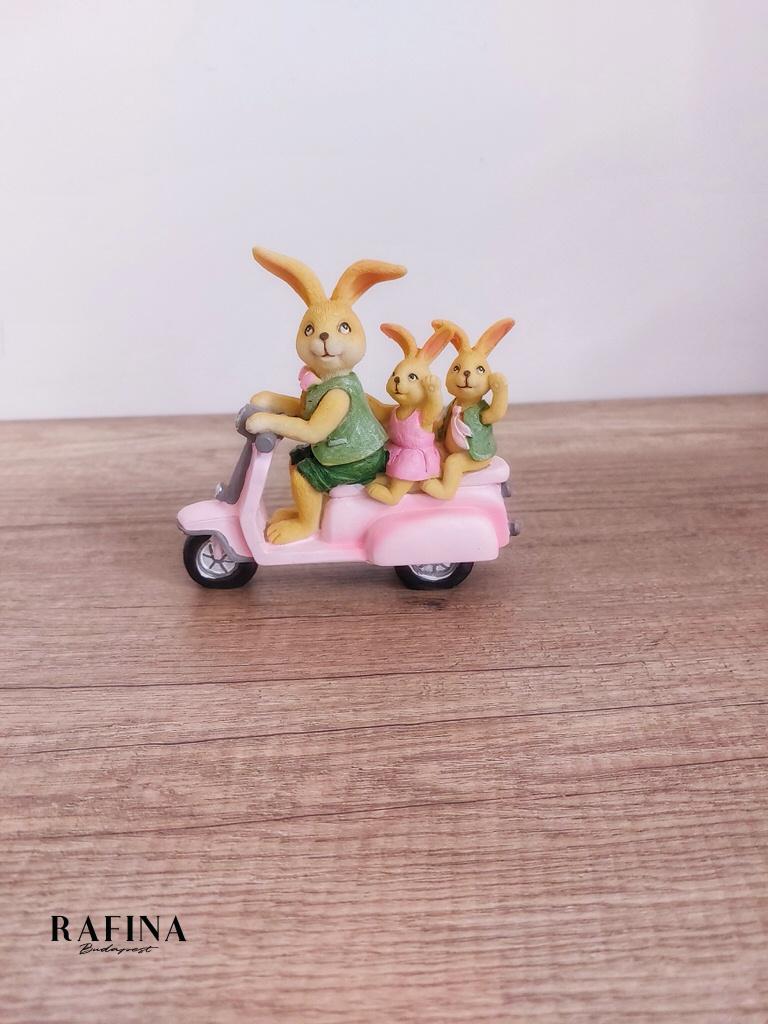 Nyuszik motoron 1