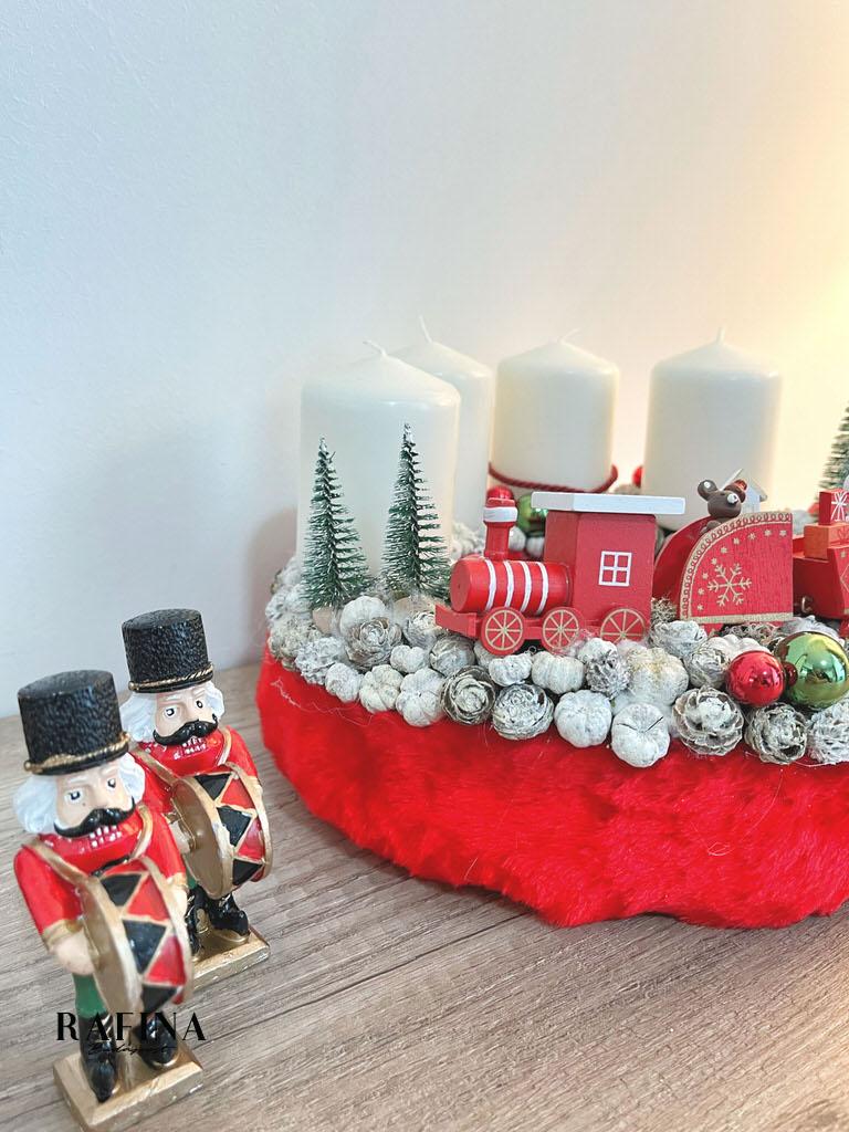 Adventi koszorú piros vonattal 1
