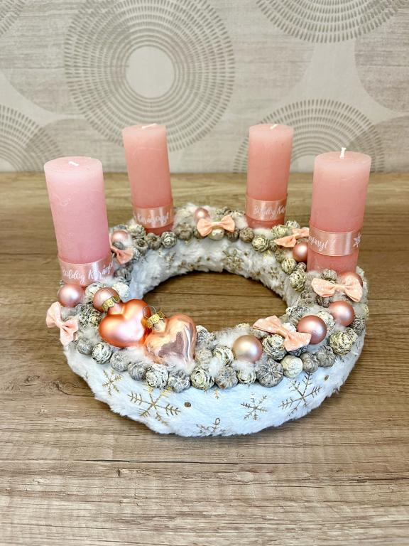 Adventi koszorú szívvel, púder színű
