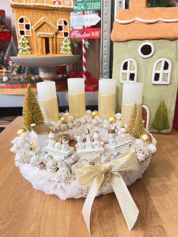 Adventi koszorú arany-fehér vonattal