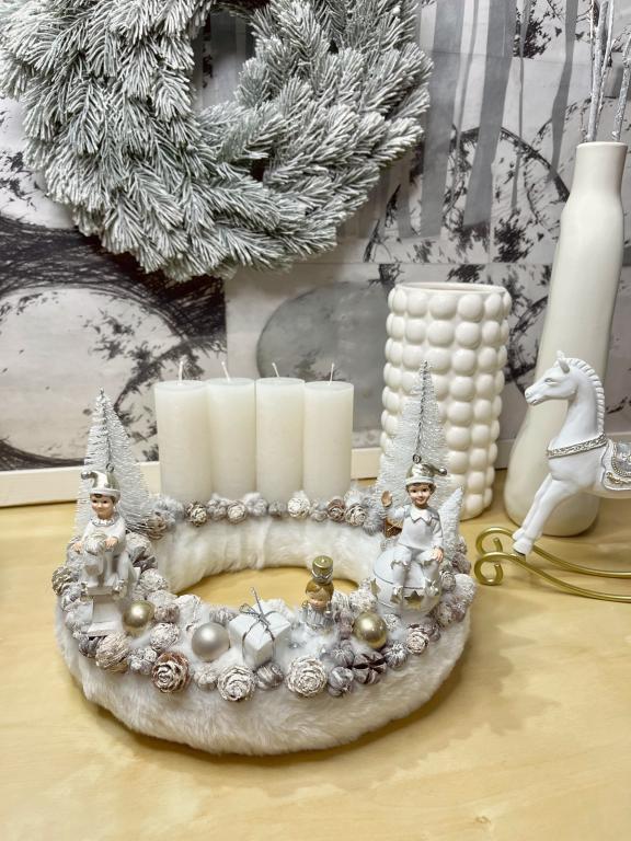Adventi koszorú fehér gyerekekkel