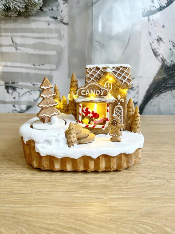 Mézeskalács cukorka bolt mozgó fenyővel 16x10x15cm világítós