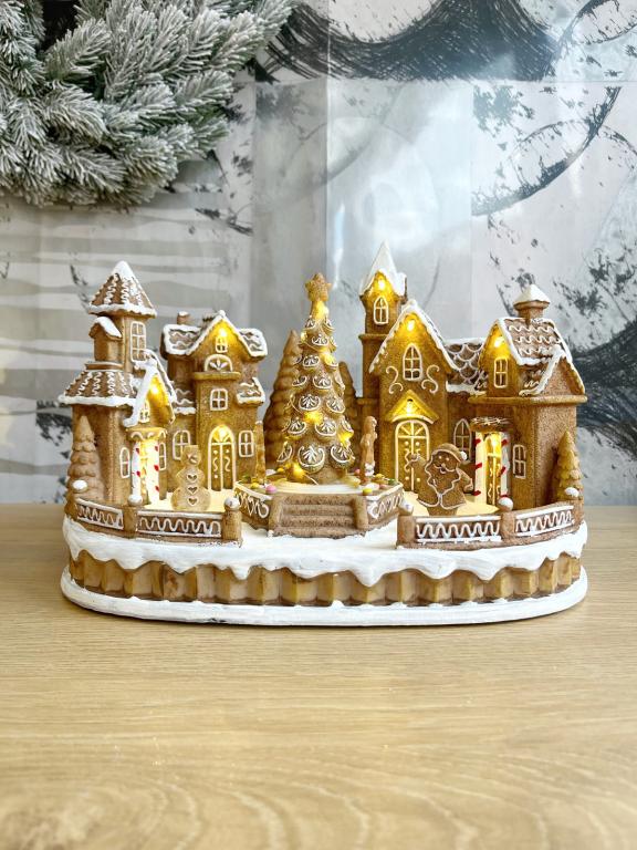 Mézeskalács város fenyővel Led-es30x20x21cm világítós