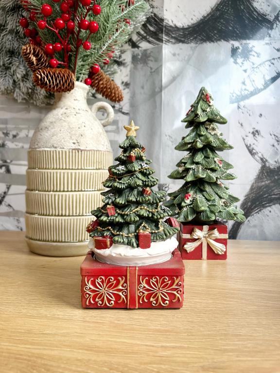 Karácsonyfa ajándékdobozon zenélő forog 19cm