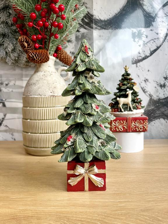 Piros zöld fenyőfa ajándékdobozon 27cm