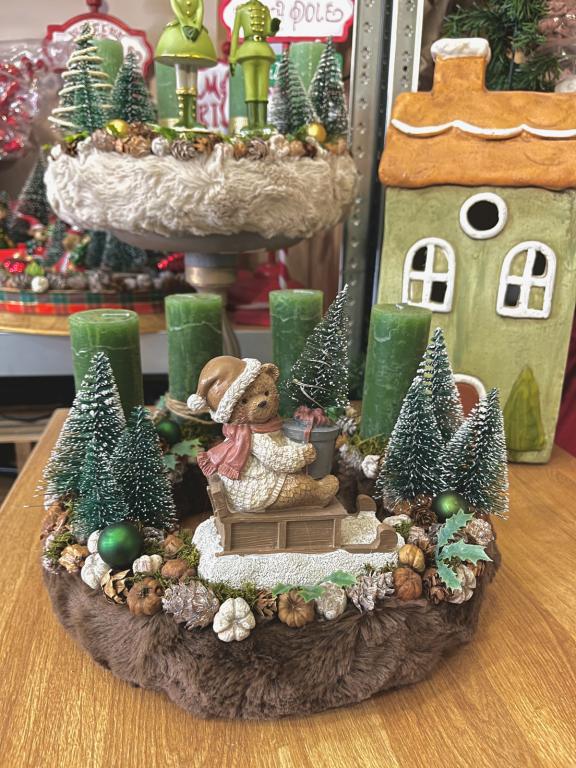 Adventi koszorú szánkózó macival, zöld-barna, 28cm