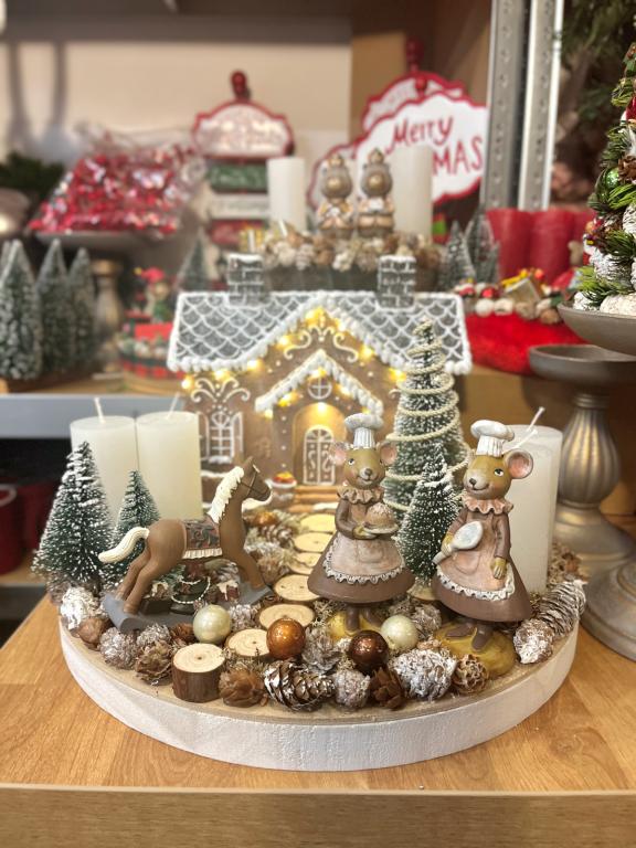 Adventi koszorú mézeskalács házikóval és pék egerekkel, fatálcán, 35cm
