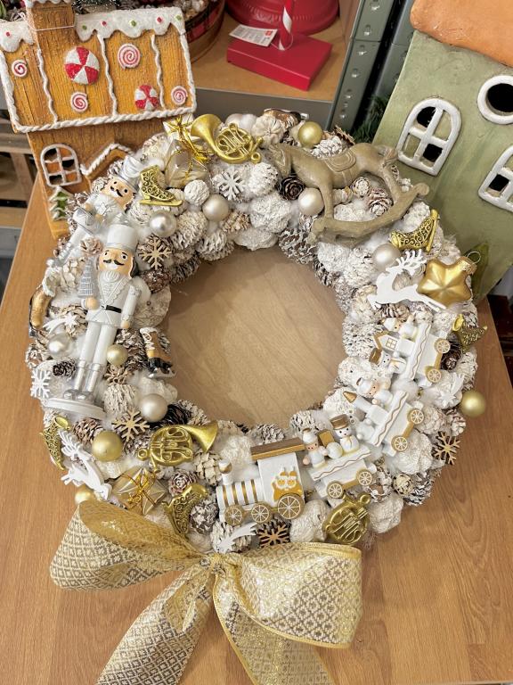 Adventi kopogtató diótörővel és vonattal, fehér-arany, 34cm