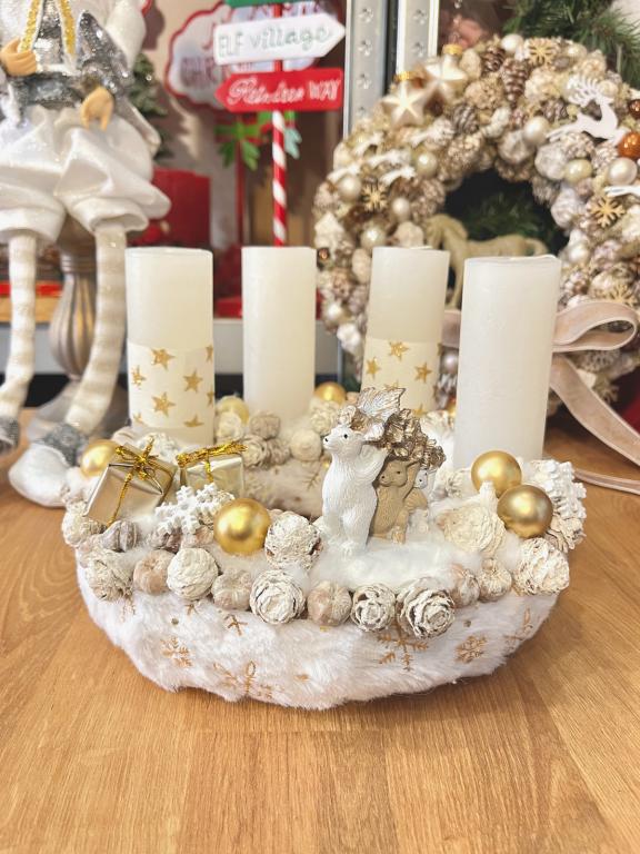 Adventi koszorú jegesmedvével és mókussal, fehér-arany, 28cm