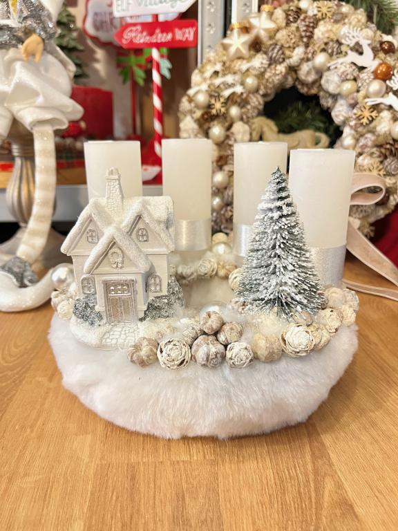 Adventi koszorú havas házikóval, ezüst-fehér, 24cm
