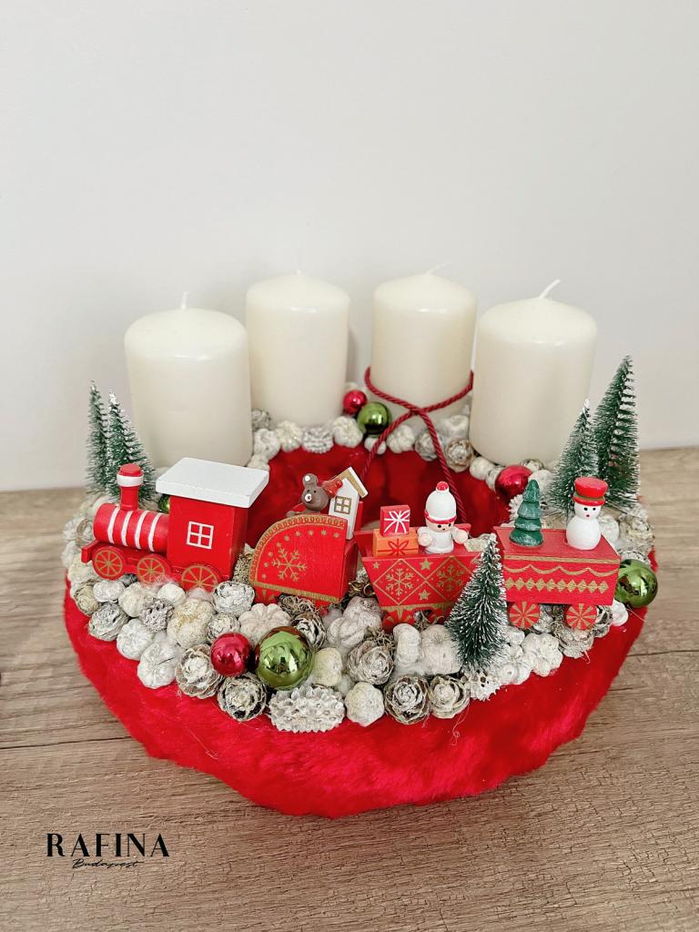 Adventi koszorú piros vonattal 1
