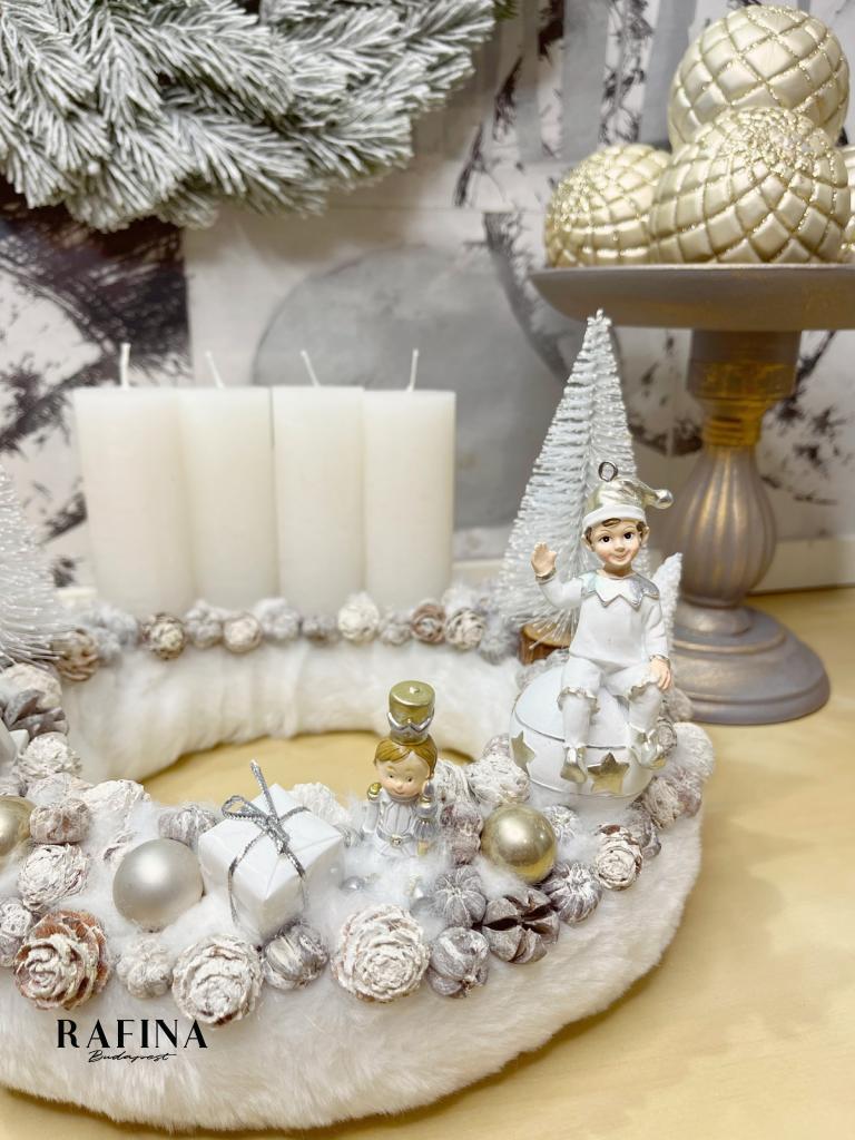 Adventi koszorú fehér gyerekekkel 1