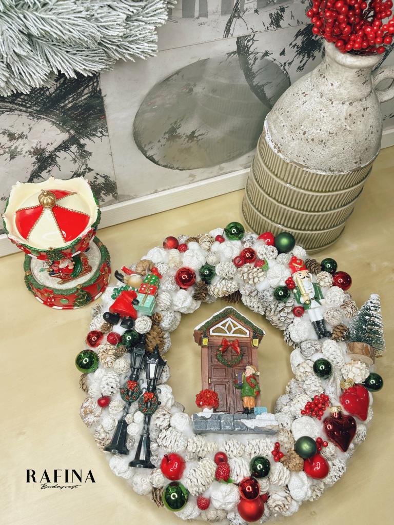 Karácsonyi kavalkád piros-zöld-fehér színben, adventi kopogtató ajtóra 35cm 1