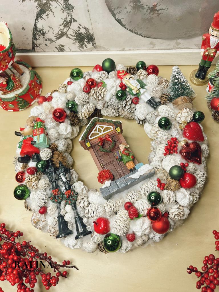 Karácsonyi kavalkád piros-zöld-fehér színben, adventi kopogtató ajtóra 35cm 1