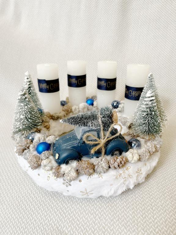 Adventi koszorú autóval, kék-arany-fehér színű