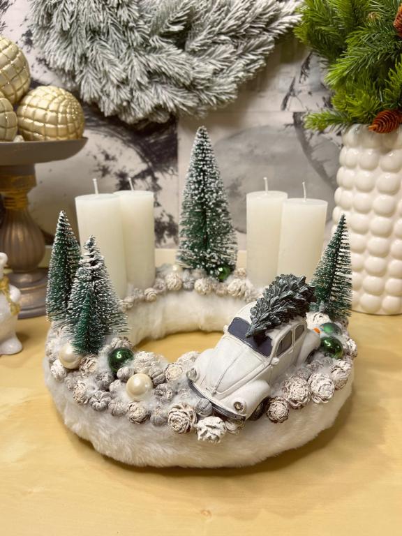 Adventi koszorú fehér autóval