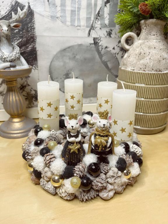 Adventi koszorú fekete egérkirálypárral