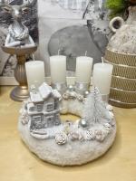 Adventi koszorú fehér házzal. 1