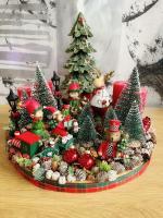 Piros-zöld adventi koszorú manóváros 35x27cm 2