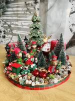Piros-zöld adventi koszorú manóváros 35x27cm 1