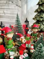 Piros-zöld adventi koszorú manóváros 35x27cm 6