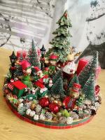 Piros-zöld adventi koszorú manóváros 35x27cm 8