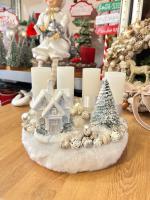 Adventi koszorú havas házikóval, ezüst-fehér, 24cm 2
